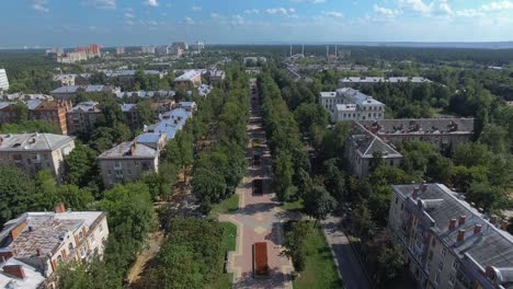 Paisaje-Aéreo-De-Verano-Con-Pasarela-Arbolada-Y-Zona-Residencial-Rusia