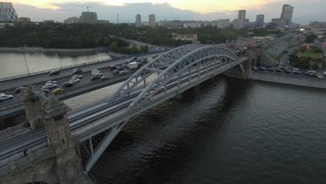 Eine-Luftaufnahme-Einer-Straßenbrücke-Und-Einer-Langen-Autobahn-Mit-Viel-Verkehr