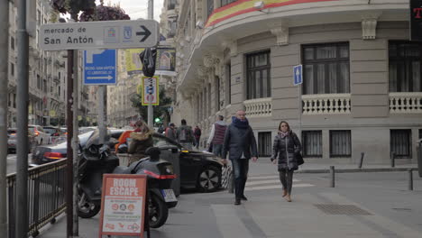 Belebte-Straße-In-Madrid-Mit-Menschen-Und-Transport-Spanien