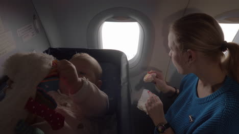 Flugreisen-Der-Mutter-Mit-Ihrer-Kleinen-Tochter