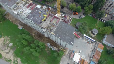 Eine-Vertikale-Inspektion-Einer-Baustelle-Eines-Mehrstöckigen-Gebäudes