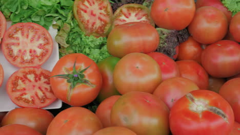 Tomaten-Und-Salat-Auf-Der-Gemüsehändlertheke