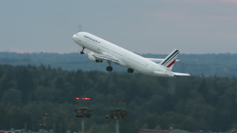 Air-France-plane-Airbus-A321-ascending-in-the-sky