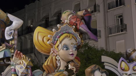 Personajes-Brillantes-De-Las-Esculturas-Callejeras-De-Las-Fallas-España