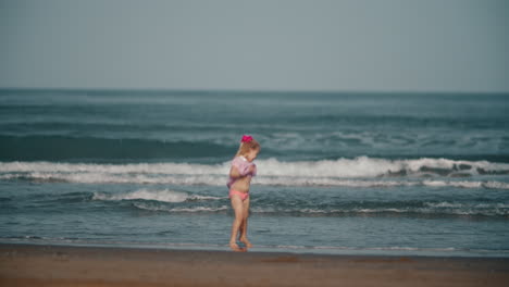 Glückliches-Barfüßiges-Kind,-Das-Mit-Meereswellen-Spielt