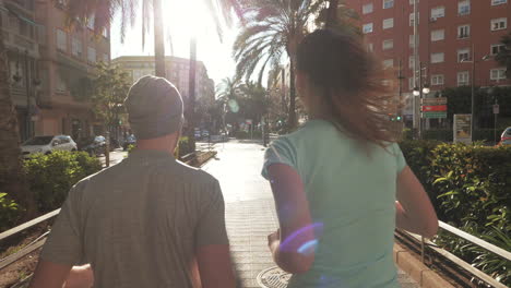 Una-Cámara-Lenta-De-Una-Pareja-Corriendo-En-Un-Día-Soleado