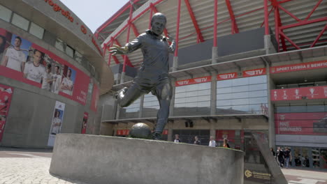 Estádio-Da-Luz-Con-La-Estatua-De-Eusebio-En-Lisboa-Portugal