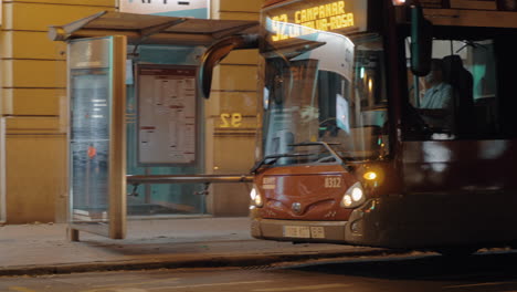 Bus-Verlässt-Die-Haltestelle-Der-öffentlichen-Verkehrsmittel-In-Der-Abendstadt-Valencia,-Spanien
