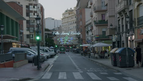 Blick-Auf-Die-Straße-Von-Valencia-Mit-Festlichem-Banner-Zur-Fallas-Feier