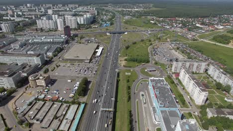 Volando-Sobre-Una-Autopista-De-Varios-Carriles-Con-Intersecciones-En-Moscú,-Rusia