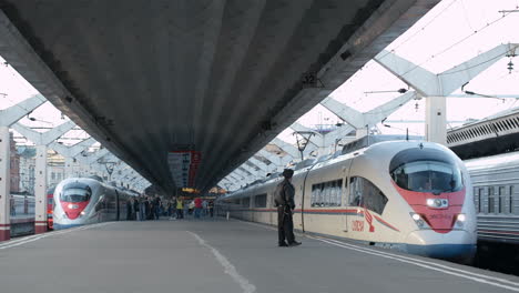 El-Tren-De-Alta-Velocidad-Sapsan-Sale-De-La-Estación-De-Tren.