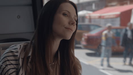 Una-Chica-De-Pelo-Largo-Sentada-En-Un-Autobús-Y-Mirando-Por-La-Ventana