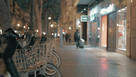 Bicicletas-Para-Compartir-En-La-Calle-De-La-Ciudad-De-Noche
