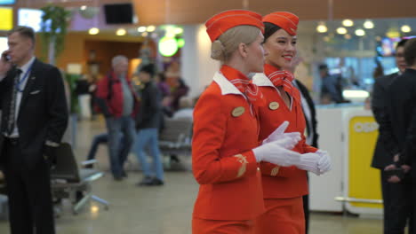 Azafatas-De-Aeroflot-Muy-Alegres-Con-Uniforme-Rojo