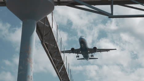Plane-descending-over-the-city-for-final-approach