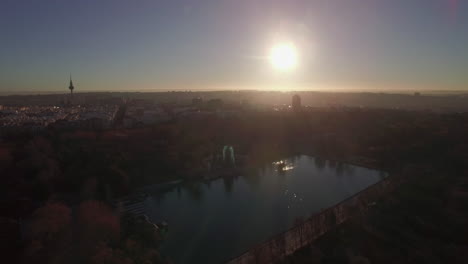 Luftaufnahme-Von-Madrid-Im-Morgengrauen,-Spanien,-Stadtszene-Mit-Buen-Retiro-Park