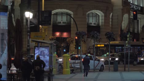 Vista-Nocturna-De-La-Calle-Y-El-Edificio-De-La-Metrópolis-En-Madrid-España