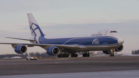 AirbridgeCargo-Frachter-Boeing-747-Auf-Dem-Rollfeld-Am-Flughafen