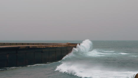 Grandes-Olas-Del-Océano-Aplastando-El-Rompeolas-Y-Salpicando