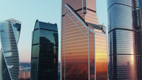 Rascacielos-De-Oficinas-En-El-Centro-De-Negocios-De-Moscú-Al-Atardecer-Vista-Aérea