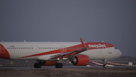 Avión-De-Easyjet-En-El-Aeropuerto-Por-La-Noche.