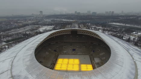 Vista-Aérea-Del-Techo-Del-Estadio-Luzhniki-Y-El-Paisaje-Urbano-Invernal-De-Moscú,-Rusia