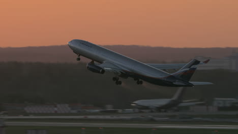 Aeroflot-Verkehrsflugzeug-A330-Startet-Bei-Sonnenuntergang