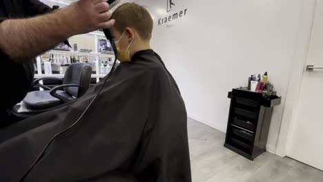 Junge-Im-Friseurladen-Bekommt-Neue-Frisur
