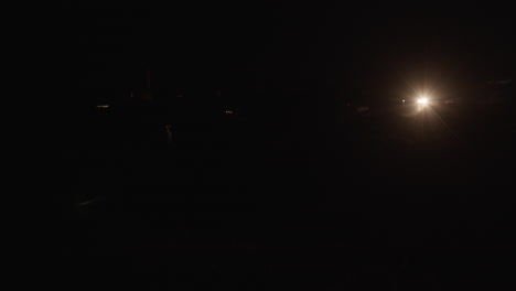 Camión-Moviéndose-Por-Una-Carretera-Remota-En-Total-Oscuridad-De-La-Noche
