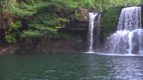 Dschungel-Wasserfall