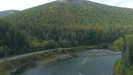 Cruzando-El-Río-En-La-Taiga-Siberiana.