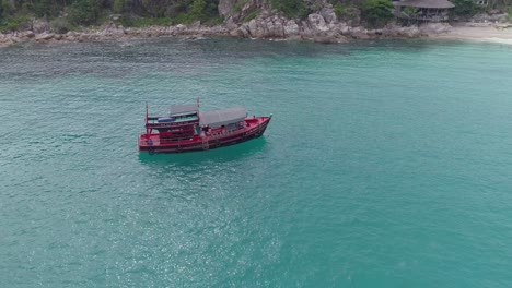 Barco-Rojo-Navegando-En-Aguas-Cristalinas