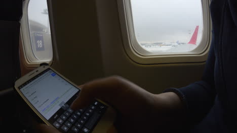 Internetsurfen-Mit-Smartphone-Im-Flugzeug