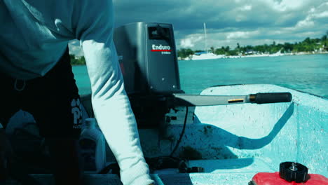 Hombre-Alimentando-Un-Tanque-De-Barco-A-Motor