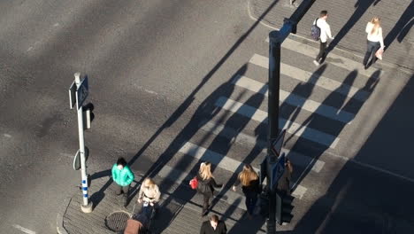 Menschen-überqueren-Die-Straße-Bei-Grüner-Ampel