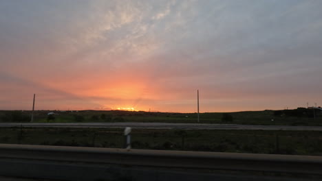 Blick-Auf-Den-Sonnenuntergang-Aus-Dem-Autofenster