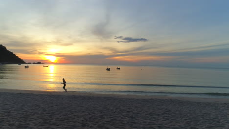 Laufender-Mann-Am-Strand-Von-Thailand