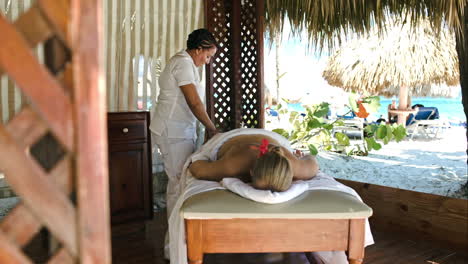 Frau-Bekommt-Professionelle-Massage-Im-Tropischen-Resort