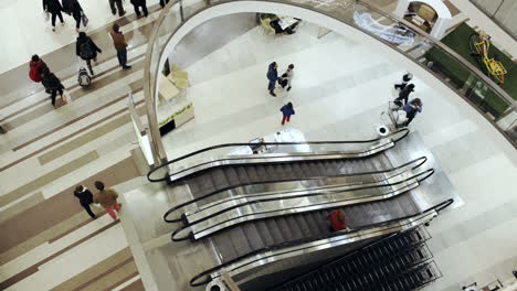 Tráfico-De-Personas-En-El-Gran-Centro-Comercial-Ligero.