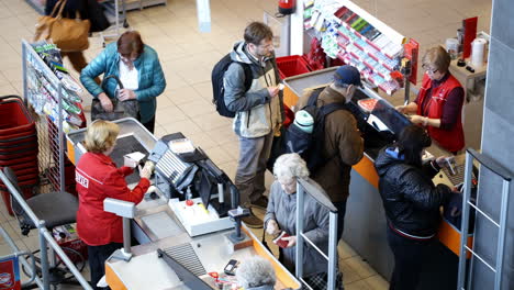 Junger-Mann-Stiehlt-Etwas-Und-Verlässt-Sehr-Schnell-Den-Supermarkt