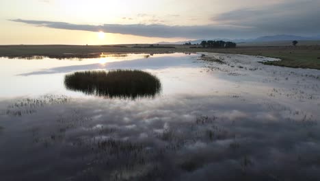 Vista-Aérea-Del-Paisaje-Otoñal-Con-Lago