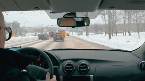 Conduciendo-Al-Destino-En-La-Ciudad-De-Invierno.