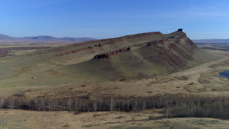 Panoramablick-Auf-Berge-Und-Steppe