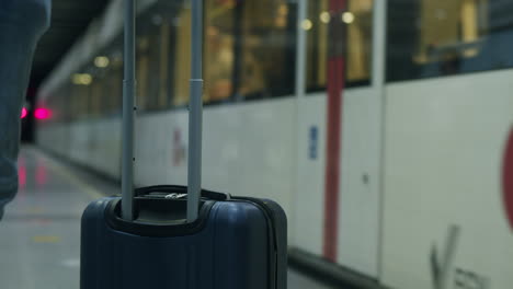 U-Bahnfahrt---Koffer