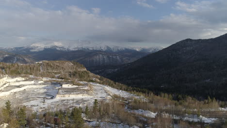 Vista-Aérea-De-Las-Montañas-Siberianas