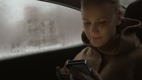 Woman-using-smartphone-in-the-car