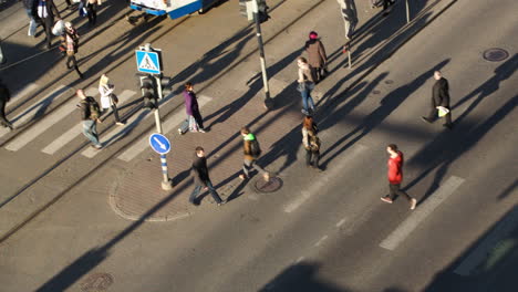 Fußgänger,-Die-über-Die-Straße-Gehen