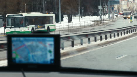 GPS-device-showing-the-way-in-city