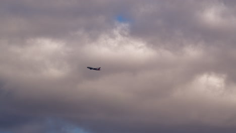 Avión-Volando-En-Las-Nubes