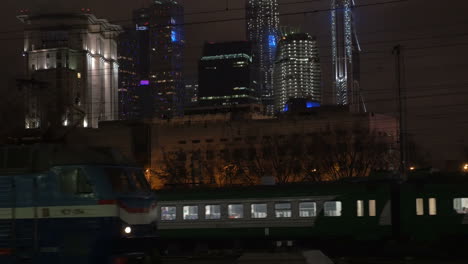 Trenes-Nocturnos-En-La-Metrópolis-Moderna